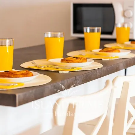 Oceanfront With Stunning Views Lbr650 דירה *